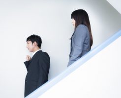 仕事ができない上司の下で働くリスク、ストレスはかなり大きいかも